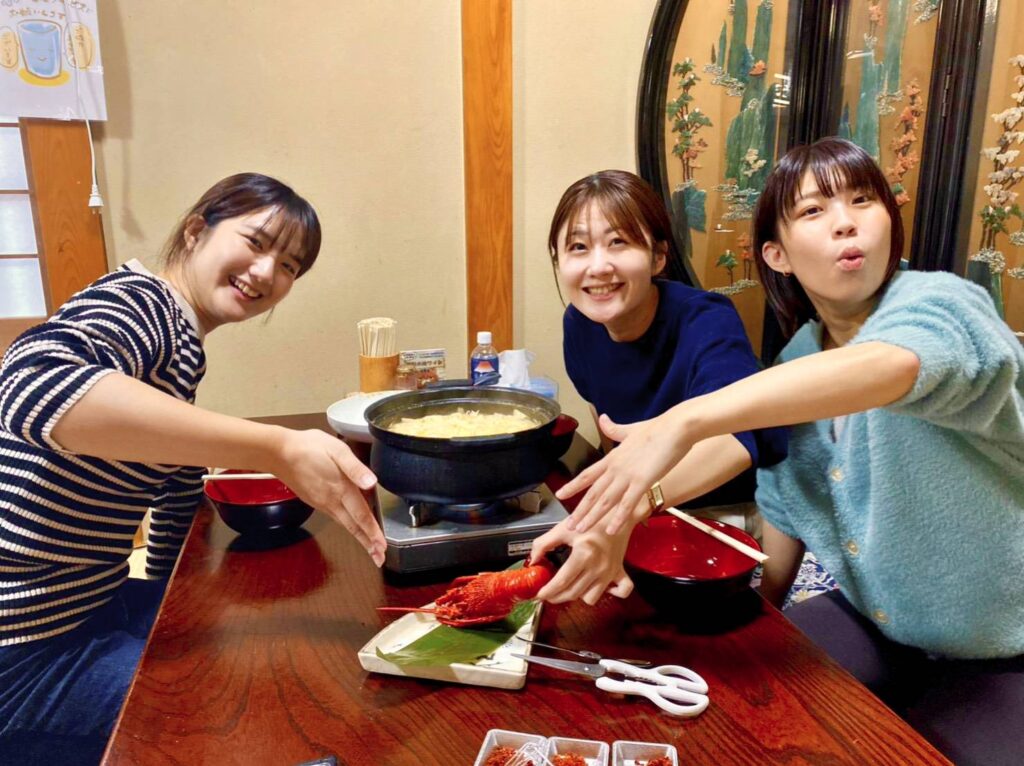 お客様に伊勢海老をサービスしてる様子