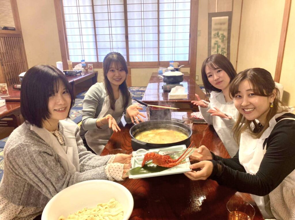 お客様に伊勢海老をサービスしてる様子